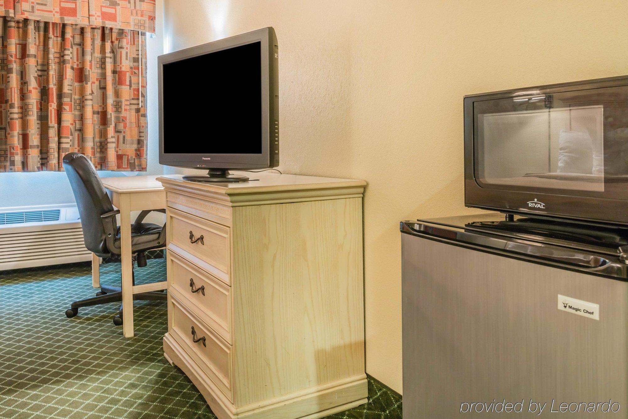 Quality Inn & Suites Detroit Metro Airport Romulus Exterior foto